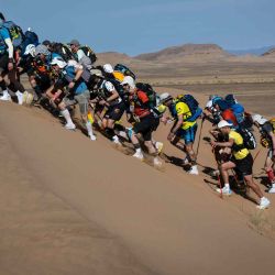 Los competidores participan en la etapa 2 de la 36ª edición de la Marathon des Slebles entre Ouest Aguenun N'OoMerhiout y Rich Mbirika en el desierto de Sahara marroquí, Marruecos Central.  | Foto:AFP