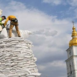 Voluntarios ensamblan sacos de arena para cubrir y proteger el Monumento a la Princesa Olga, San Andrés Apóstol y los educadores Cirilo y Metodio en Kiev. Serguéi  | Foto:AFP