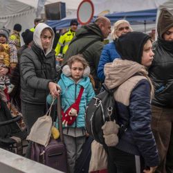  Los evacuados ucranianos hacen cola mientras esperan más transporte en el cruce fronterizo de Medyka, después de cruzar la frontera entre Ucrania y Polonia. Ucrania pide un  | Foto:AFP