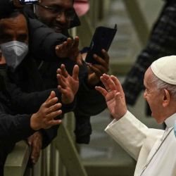 El Papa Francisco se reúne con los asistentes durante la audiencia general semanal en la sala Paul-VI del Vaticano. Andreas SOLARO / AFP | Foto:AFP