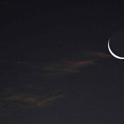 Una vista general muestra la luna creciente durante el amanecer en Banda Aceh. CHAIDEER MAHYUDDIN / AFP | Foto:AFP
