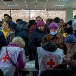 Los voluntarios ayudan a los beneficiarios en un centro de registro de la Cruz Roja y de una ONG local para desplazados internos en Zaporizhzhia. - El centro ayuda a las personas que lograron escapar de la guerra de todo el este de Ucrania. emre caylak / AFP | Foto:AFP