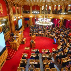  El presidente de Ucrania, Volodymyr Zelensky, se dirige a los miembros del Parlamento de Noruega, The Storting, en Oslo. El presidente de Ucrania, Volodymyr Zelensky, instó a Noruega, el segundo mayor proveedor de gas a Europa detrás de Rusia, para entregar más energía a su país y a la Unión Europea | Foto:AFP