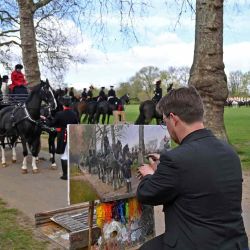Un artista pinta mientras los miembros del Regimiento Montado de Caballería Doméstica participan en la Inspección anual del Mayor General de su regimiento en Hyde Park, en el centro de Londres. | Foto:AFP