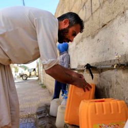 Los yemeníes llenan sus bidones con agua potable de un tanque donado en medio de una grave escasez en la capital, Sanaa. | Foto:AFP