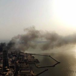 Una columna de humo se eleva de un incendio en Souq Mubarakiya, un mercado histórico emblemático en el centro de la ciudad de Kuwait. AFP | Foto:AFP