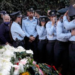 Oficiales de policía israelíes lloran durante el funeral del policía árabe israelí Amir Khoury, de 32 años, una de las cinco personas que murieron en un ataque a tiros en la ciudad religiosa de Bnei Brak.  | Foto:AFP