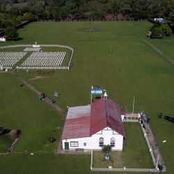 Vista aérea del Monumento a la Guerra de Malvinas, el Cenotafio (lado izquierdo), réplica del cementerio de Darwin, con 649 cruces con los nombres de los soldados argentinos caídos, y réplica de la capilla “Stella Maris” de Puerto Argentino/Santley, durante un encuentro de veteranos en Pilar, provincia de Buenos Aires, Argentina, el 7 de marzo de 2022, en vísperas del 40 aniversario del inicio de la guerra, que tendrá lugar el 2 de abril. - Excombatientes argentinos de la La guerra de las Malvinas abre un juicio por torturas contra sus superiores. Según el excombatiente Ernesto Alonso, “Las metodologías de la dictadura fueron trasladadas a Malvinas | Foto:AFP