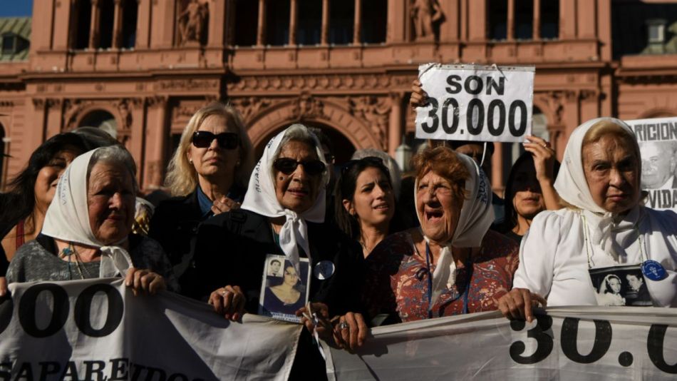La organización Madres de Plaza de Mayo cifra las víctimas de la Dictadura en no menos de 30.000 entre muertos y desaparecidos. | CEDOC