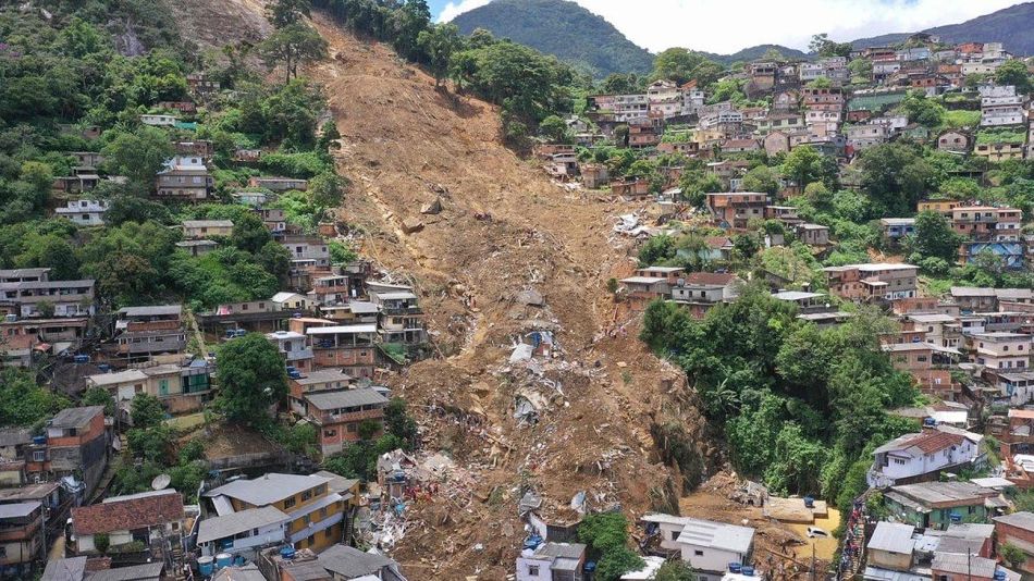 Un micro descarriló y cayó al precipicio en Brasil 20220331