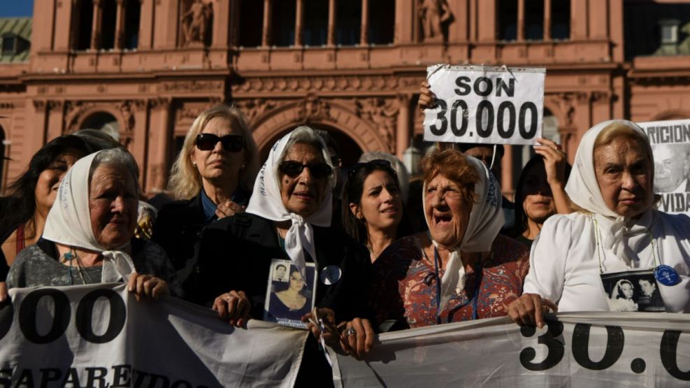 La organización Madres de Plaza de Mayo cifra las víctimas de la Dictadura en no menos de 30.000 entre muertos y desaparecidos. | CEDOC