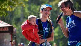 Carolina Nistico con Anton en el argo de llegada, junto al conductor del evento, Pablito Colombo