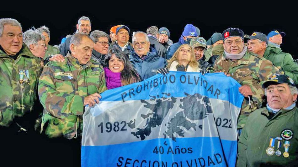 20220403_taiana_ex_combatientes_malvinas_vigilia_ministeriodedefensa_g