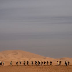 Los competidores participan en la etapa benéfica de la 36ª edición del Maratón des Sables en las Dunas de Merzouga, en el desierto del Sahara marroquí, en el centro de Marruecos. | Foto:JEAN-PHILIPPE KSIAZEK / AFP