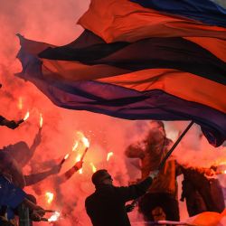 Los seguidores del Montpellier ondean banderas y queman bengalas antes del partido de fútbol de la L1 francesa entre el Montpellier y el Brest en el estadio Mosson de Montpellier, en el sur de Francia. | Foto:Sylvain Thomas / AFP