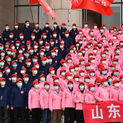 Trabajadores médicos de la provincia de Shandong participan en una ceremonia de despedida previo a partir hacia Shanghai, en Jinan, en la provincia de Shandong, en el este de China. Un equipo de aproximadamente 1.100 trabajadores médicos partió el domingo de Jinan hacia Shanghai para ayudar a combatir la COVID-19. | Foto:Xinhua/Xu Suhui