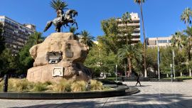 Plaza San Martín de Mendoza, con el ex Banco Hipotecario en una de las esquinas de enfrente.