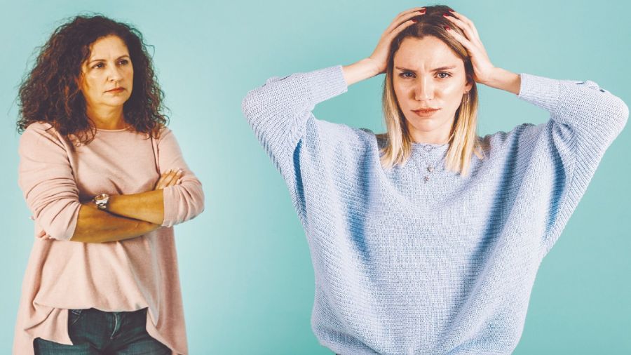 Ante esta situación tan angustiante, preguntarle directamente a la joven sobre el asunto. El diálogo será sanador