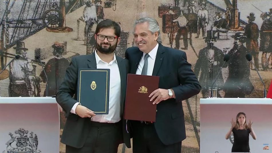 Firma de convenios y declaraciones de los presidentes Alberto Fernández y Gabriel Boric. 20220404