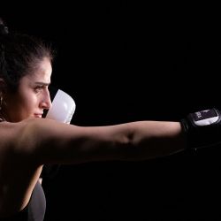 La campeona mundial libanesa de MMA Sandra Succar posa durante una sesión de estudio en un centro de entrenamiento en la ciudad costera de Ghazir. | Foto:Joseph Eid / AFP