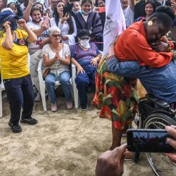 La candidata a la vicepresidencia de Colombia por la alianza de izquierda Pacto Histórico, Francia Márquez, abraza a un simpatizante durante un acto de campaña antes de las elecciones generales de mayo, en Medellín, Colombia. | Foto:Joaquín Sarmiento / AFP