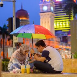 Musulmanes malasios rompen su ayuno durante el mes sagrado del Ramadán en la Plaza Merdeka, en Kuala Lumpur, Malasia. | Foto:Xinhua/Chong Voon Chung