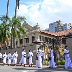 Sacerdotes y hermanas católicas sostienen pancartas durante una manifestación contra la crisis económica en Colombo, Sri Lanka. | Foto:ISHARA S. KODIKARA / AFP