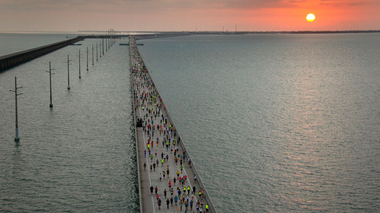 El sol se eleva por encima de la autopista de los Cayos de Florida mientras un grupo de 1.500 corredores compite en la carrera Seven Mile Bridge Run, cerca de Marathon, Florida. | Foto:Andy Newman / Florida Keys News Bureau / AFP