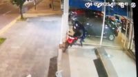 Caso en Córdoba donde un ladrón se robó una moto en 20 segundos, rompiendo una vidriera 20220405