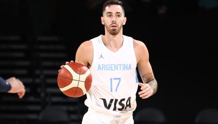 Luca Vildoza con la camiseta de la Selección Argentina. El base marplatense, cerca de volver a la NBA. 
