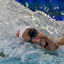 El nadador francés Mewen Tomac compite en la prueba masculina de 200 metros libres de los campeonatos de natación de Francia en Limoges, centro de Francia. | Foto:DAMIEN MEYER / AFP