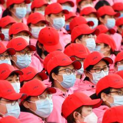 Trabajadores médicos de la provincia de Shandong participan en una ceremonia de despedida previo a partir hacia Shanghai, en Jinan, en el este de China. Un equipo de aproximadamente 1.100 trabajadores médicos partió el domingo de Jinan hacia Shanghai para ayudar a combatir la COVID-19. | Foto:Xinhua/Xu Suhui