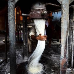 Un trabajador prepara fideos que se utilizan en la elaboración de platos dulces tradicionales consumidos popularmente durante el mes sagrado del Ramadán, en una fábrica de Allahabad, India. | Foto:SANJAY KANOJIA / AFP