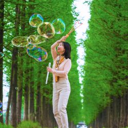 Una mujer disfruta del paisaje primaveral, en la aldea de Changjiang, en la provincia de Hunan, en el centro de China. | Foto:Xinhua/Zhou Xiuyuchun