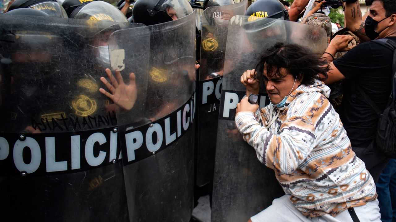 Personas chocan con la policía antidisturbios durante una protesta contra el gobierno del presidente de Perú, Pedro Castillo, en Lima. | Foto:ERNESTO BENAVIDES / AFP