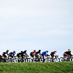 El pelotón de corredores compite durante la prueba ciclista masculina 'Scheldeprijs' de un día, 198,7 km desde Terneuzen en Holanda hasta Schoten en Flandes. | Foto:JASPER JACOBS / BELGA / AFP