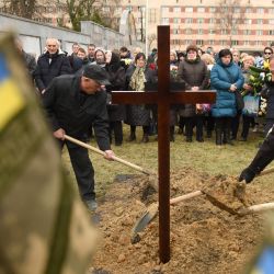 Familiares y amigos asisten a los funerales de los militares ucranianos Viacheslav Ubyivovk, y Lubomyr Hudzeliak, ambos asesinados durante la invasión rusa de Ucrania, en el cementerio de Lychakiv, en la ciudad occidental ucraniana de Lviv. | Foto:Yuriy Dyachyshyn / AFP