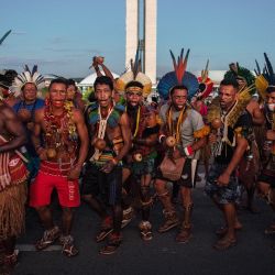 Manifestantes indígenas marchan frente al Congreso en Brasilia. - La protesta anual, de 10 días de duración, la llevan a cabo indígenas de tribus que llegan de todo Brasil y reclaman una mayor protección de sus tierras y derechos. | Foto:CARL DE SOUZA / AFP