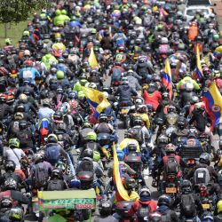Miles de motociclistas participan en una protesta contra las restricciones a su movilidad impuestas por el gobierno local para combatir la inseguridad en Bogotá, Colombia. | Foto:RAUL ARBOLEDA / AFP