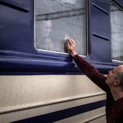 Un hombre se despide antes de que el tren salga de la ciudad oriental de Kramatorsk, en la región de Donbas. - Periodistas de AFP vieron a mujeres, niños y ancianos subir a un tren en la estación para huir de la ciudad oriental de Kramatorsk, en la región de Donbás, mientras Moscú vuelve a centrar su ofensiva en el sur y el este de Ucrania. | Foto:FADEL SENNA / AFP
