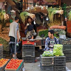 Yemeníes compran en un mercado durante el mes de ayuno musulmán del Ramadán, en la capital Sanaa. | Foto:MOHAMMED HUWAIS / AFP