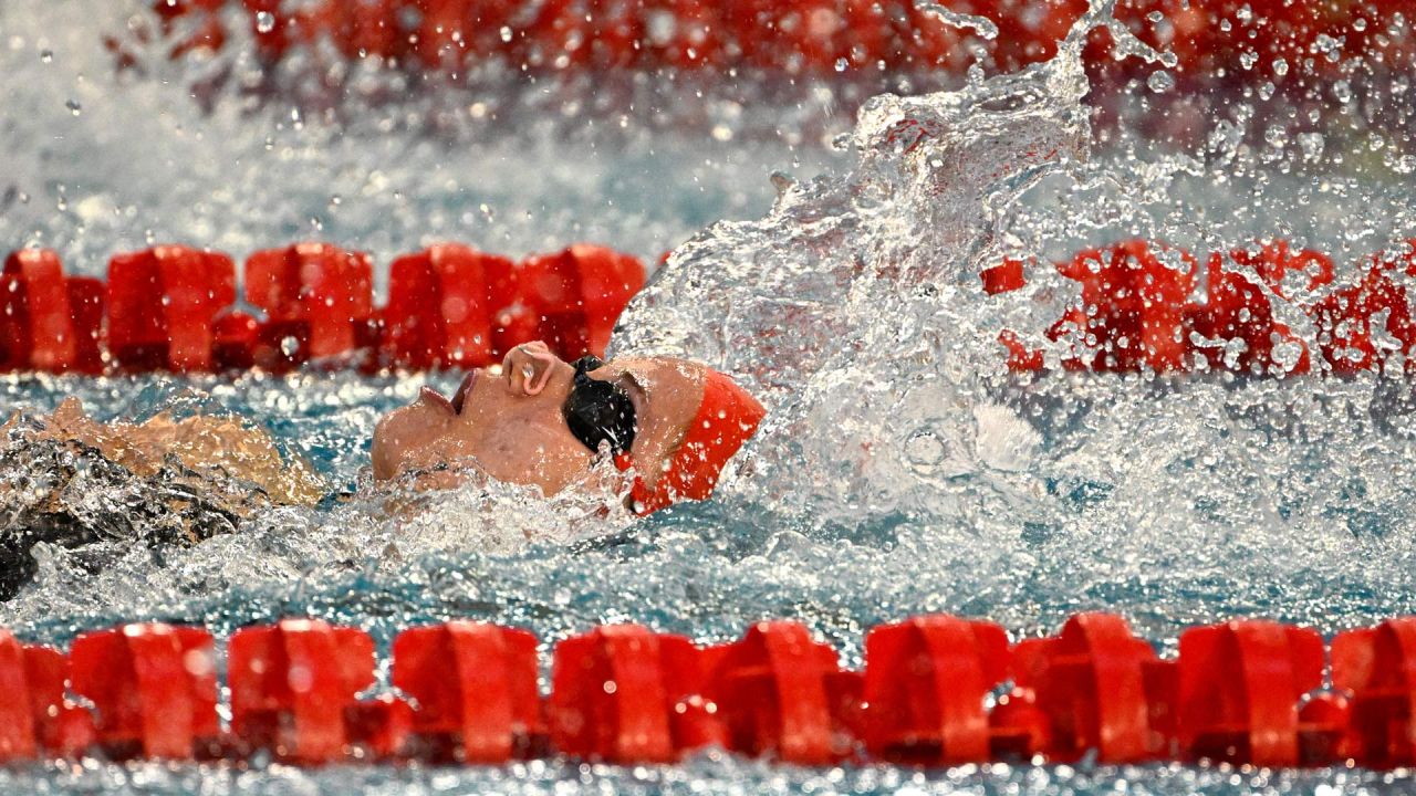 La nadadora francesa Emma Terebo, medalla de oro, compite en la final de los 100 metros espalda femeninos durante los campeonatos de natación de Francia en Limoges, centro de Francia. | Foto:DAMIEN MEYER / AFP