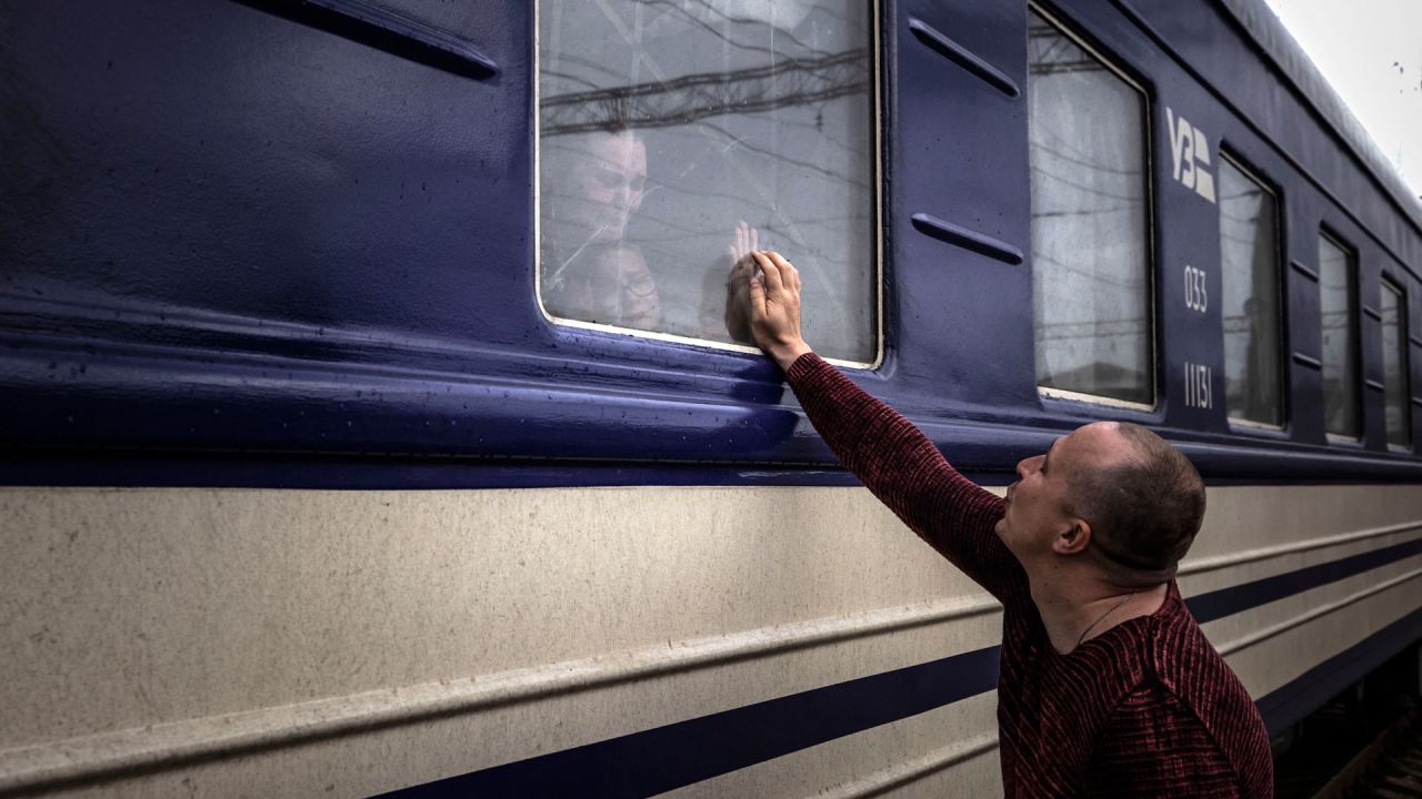 Un hombre se despide antes de que el tren salga de la ciudad oriental de Kramatorsk, en la región de Donbas. - Periodistas de AFP vieron a mujeres, niños y ancianos subir a un tren en la estación para huir de la ciudad oriental de Kramatorsk, en la región de Donbás, mientras Moscú vuelve a centrar su ofensiva en el sur y el este de Ucrania. | Foto:FADEL SENNA / AFP