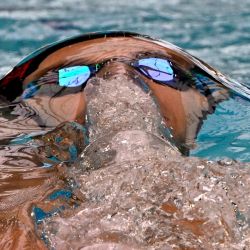 El nadador francés Mewen Tomac compite en las series de 200 metros espalda masculinos durante los campeonatos de natación de Francia en Limoges, centro de Francia. | Foto:DAMIEN MEYER / AFP