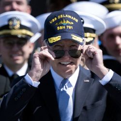El presidente de los Estados Unidos, Joe Biden, se pone anteojos de sol después de la ceremonia de conmemoración de la puesta en servicio del submarino USS Delaware de la clase Virginia en el puerto de Wilmington, Delaware. | Foto:Brendan Smialowski / AFP