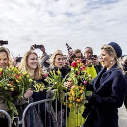 El Rey Guillermo Alejandro y la Reina Máxima de Holanda son saludados durante una visita regional a la Región de las Dunas y los Bulbos en Holanda Meridional. | Foto:Koen van Weel / ANP / AFP
