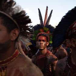 Indígenas se manifiestan en el Campamento Indígena Terra Livre en Brasilia. - La protesta anual, de 10 días de duración, es llevada a cabo por indígenas de tribus que llegan de todo Brasil, y reclama una mayor protección de sus tierras y derechos. | Foto:CARL DE SOUZA / AFP