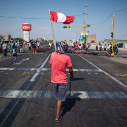 Manifestantes bloquean la carretera Panamericana durante una huelga parcial de transportistas de carga y pasajeros, en Ica, en el sur de Perú. | Foto:ERNESTO BENAVIDES / AFP