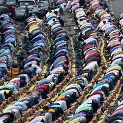 Musulmanes ofrecen las oraciones durante el mes sagrado de ayuno del Ramadán fuera de una mezquita en Dhaka, Bangladesh. | Foto:MUNIR UZ ZAMAN / AFP
