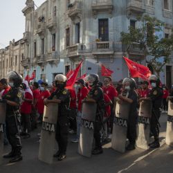 Policías vigilan durante una manifestación, en Lima, Perú. | Foto:Xinhua/Mariana Bazo